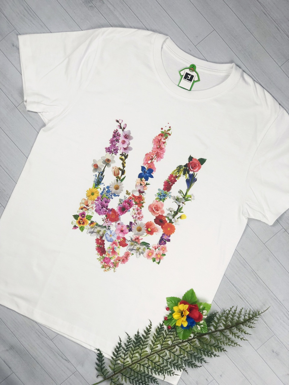 Товары с принтами на тему Женские футболки с гербом Украины Товары с принтами на тему Женские футболки с гербом Украины (фото)