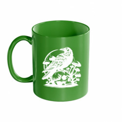 Кружка цветная 320ml Ворон сидит на черепе с грибами