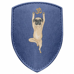 Шеврон щит йога мопс в позе дерева